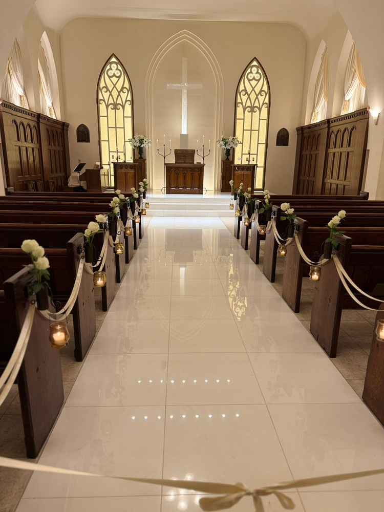 カサブランカとバラが上品でした。また、参列者が座るベンチはヨーロッパから取り寄せているそうです。