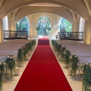 挙式会場。カーペットを赤くして、ゴージャス感を出しながら、新婦の白いドレス姿が映えるようにしている。