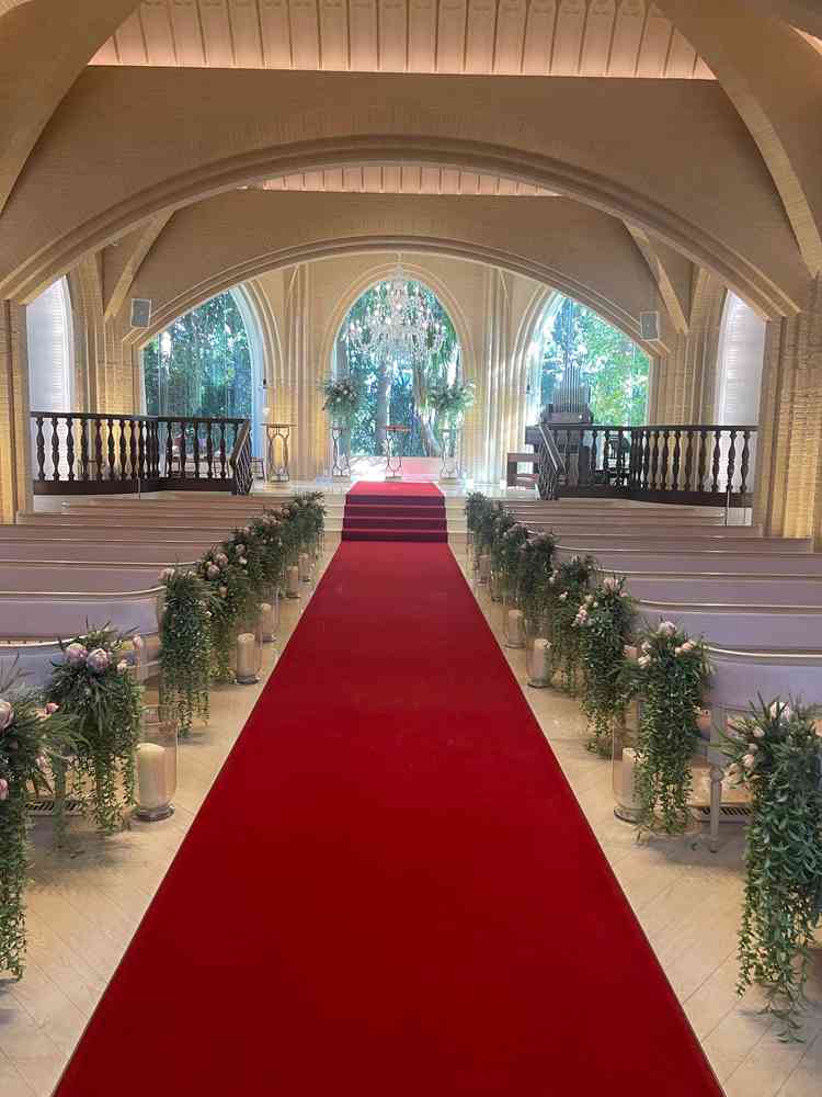 挙式会場。カーペットを赤くして、ゴージャス感を出しながら、新婦の白いドレス姿が映えるようにしている。