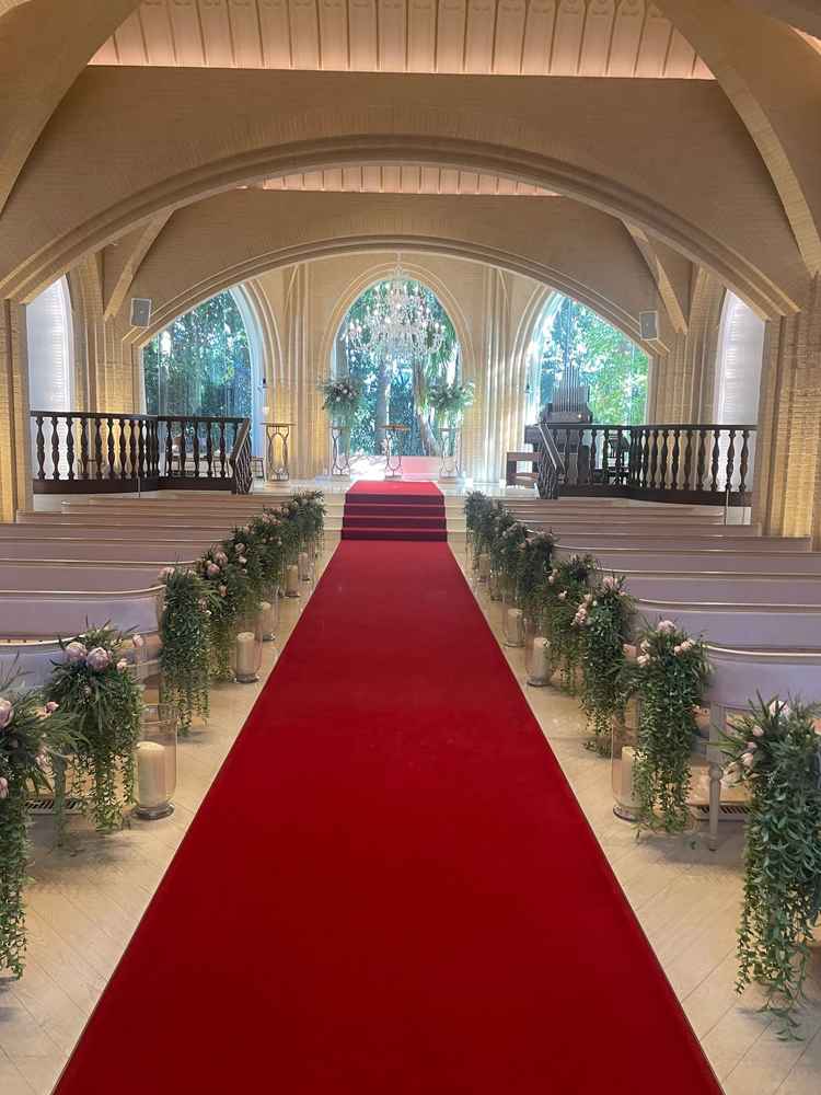 挙式会場。カーペットを赤くして、ゴージャス感を出しながら、新婦の白いドレス姿が映えるようにしている。