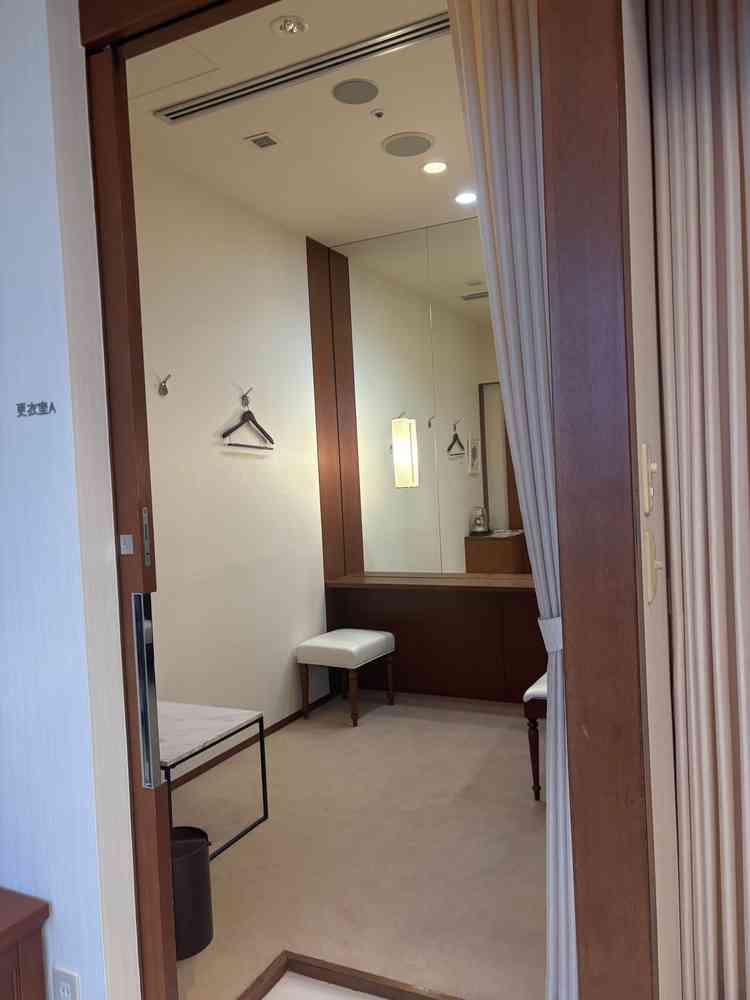 披露宴会場、チャペルと同じ階に待合室や控え室が併設されていました。移動がしやすいと思いました。