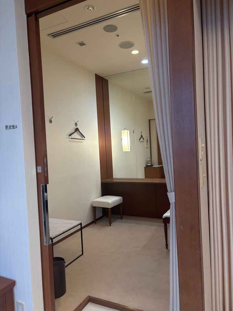 披露宴会場、チャペルと同じ階に待合室や控え室が併設されていました。移動がしやすいと思いました。