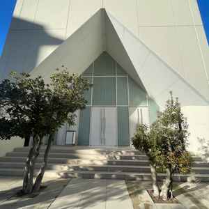 開放感のあるチャペルの外観写真。