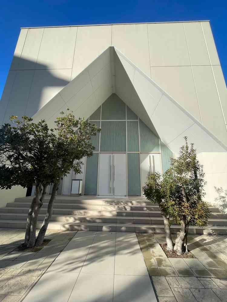 開放感のあるチャペルの外観写真。