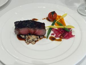 和牛のサーロインステーキを試食させてもらった。演出でこの肉のフランベもできるらしい。