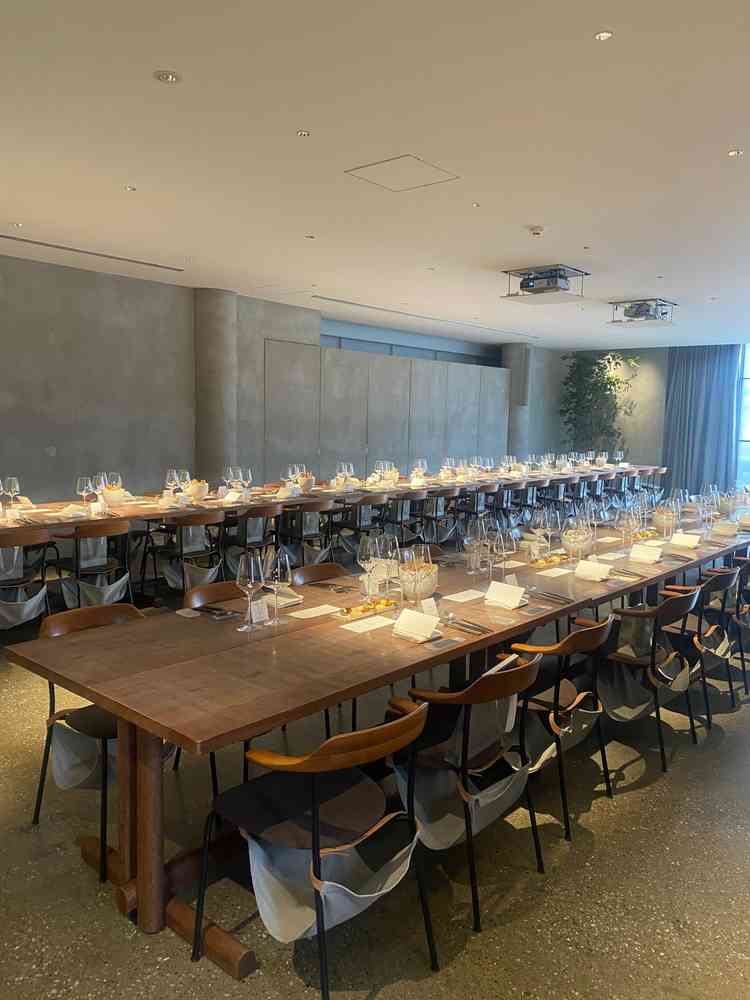 流しの机が圧巻のパーティ会場。装花の必要がない内装も特徴的