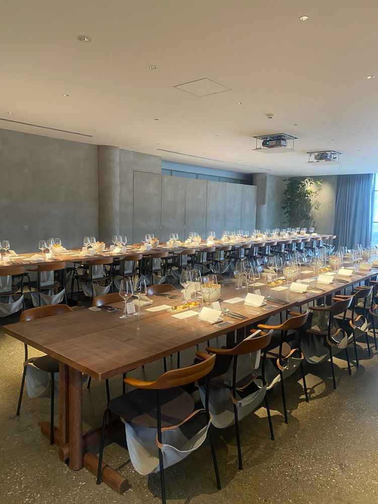 流しの机が圧巻のパーティ会場。装花の必要がない内装も特徴的