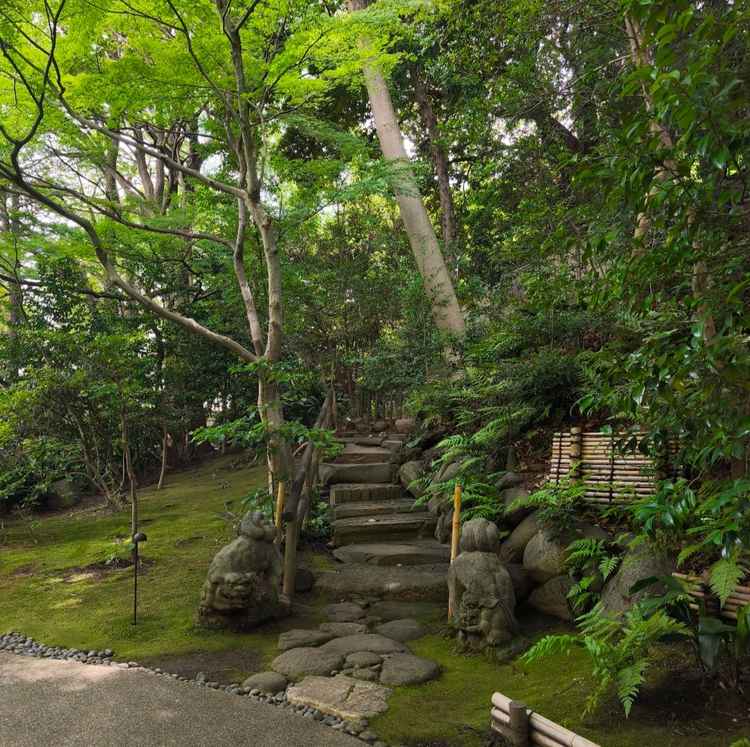 緑豊かなチャペルまでの道