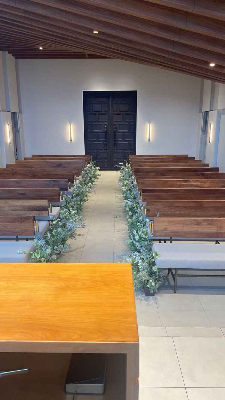 式場内部。照明もあたたかく木の温もりも感じられる明るい雰囲気。