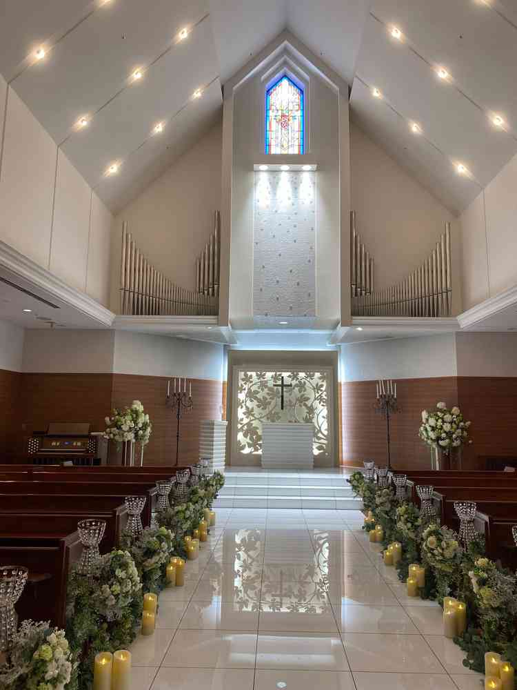 チャペル内の写真です。白い床で綺麗に反射するためいい写真が撮れそうです。