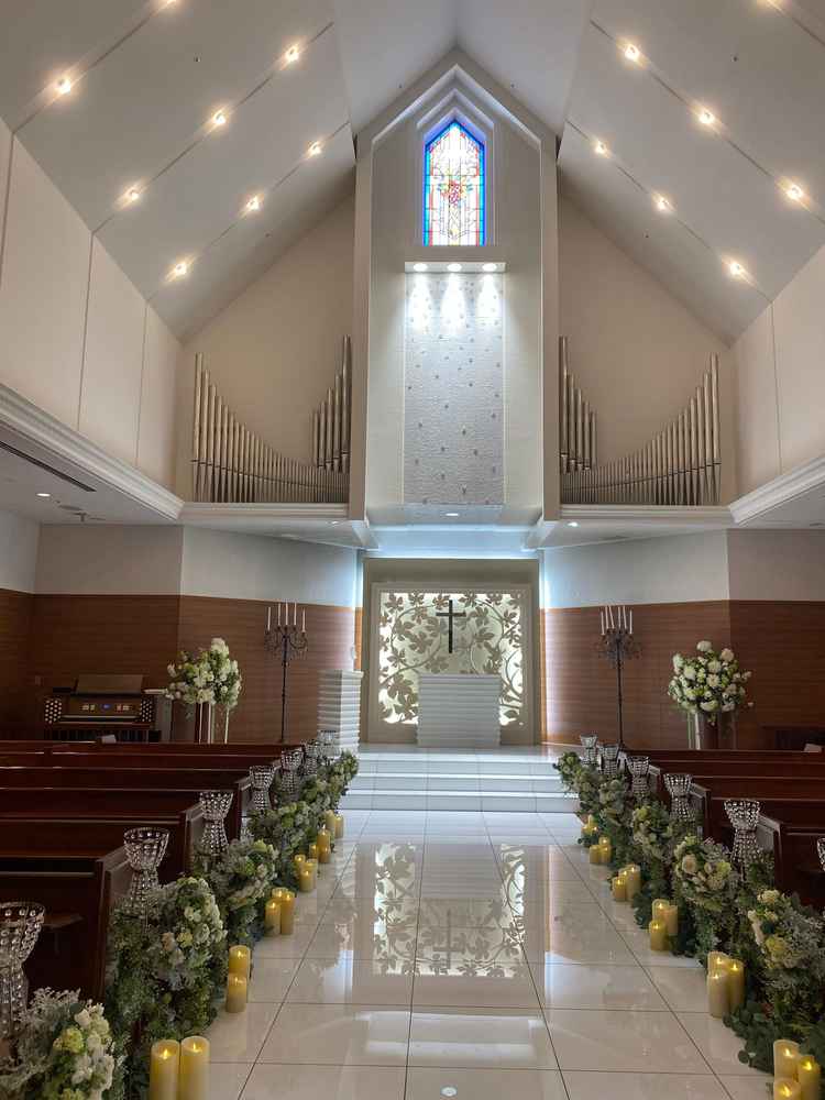 チャペル内の写真です。白い床で綺麗に反射するためいい写真が撮れそうです。