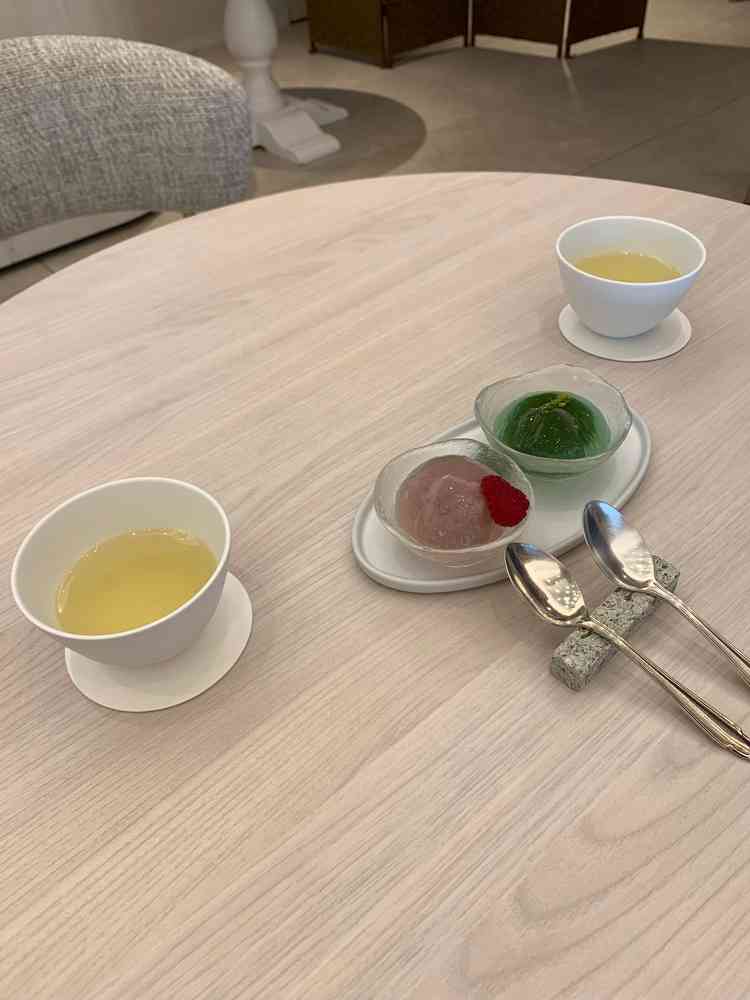 打ち合わせ前にいただいたお茶とお菓子