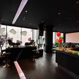 待ちスペースの場所。非常に上質で素敵な空間だと思いました。