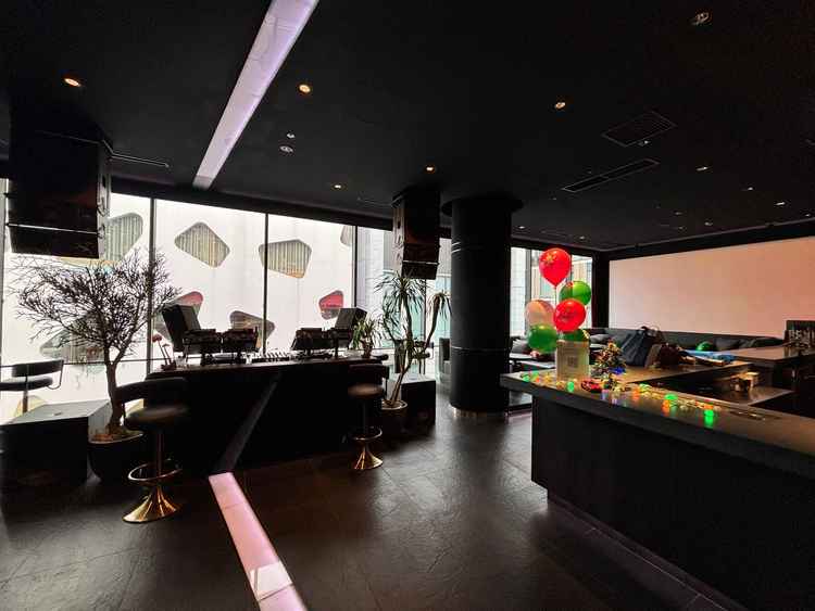 待ちスペースの場所。非常に上質で素敵な空間だと思いました。