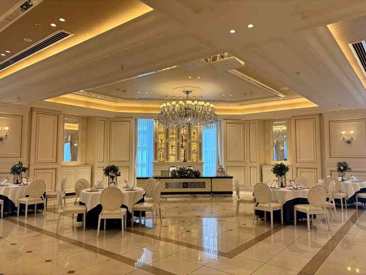 白とロイヤルブルーの組み合わせがステキな披露宴会場　ロイヤルブリティッシュ