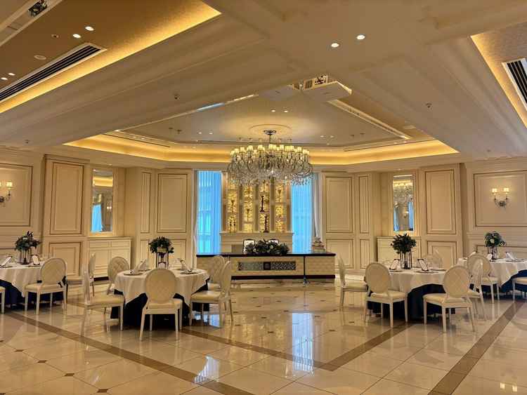 白とロイヤルブルーの組み合わせがステキな披露宴会場　ロイヤルブリティッシュ