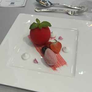 デザートは見た目にも凝っておりとくに感動しました。