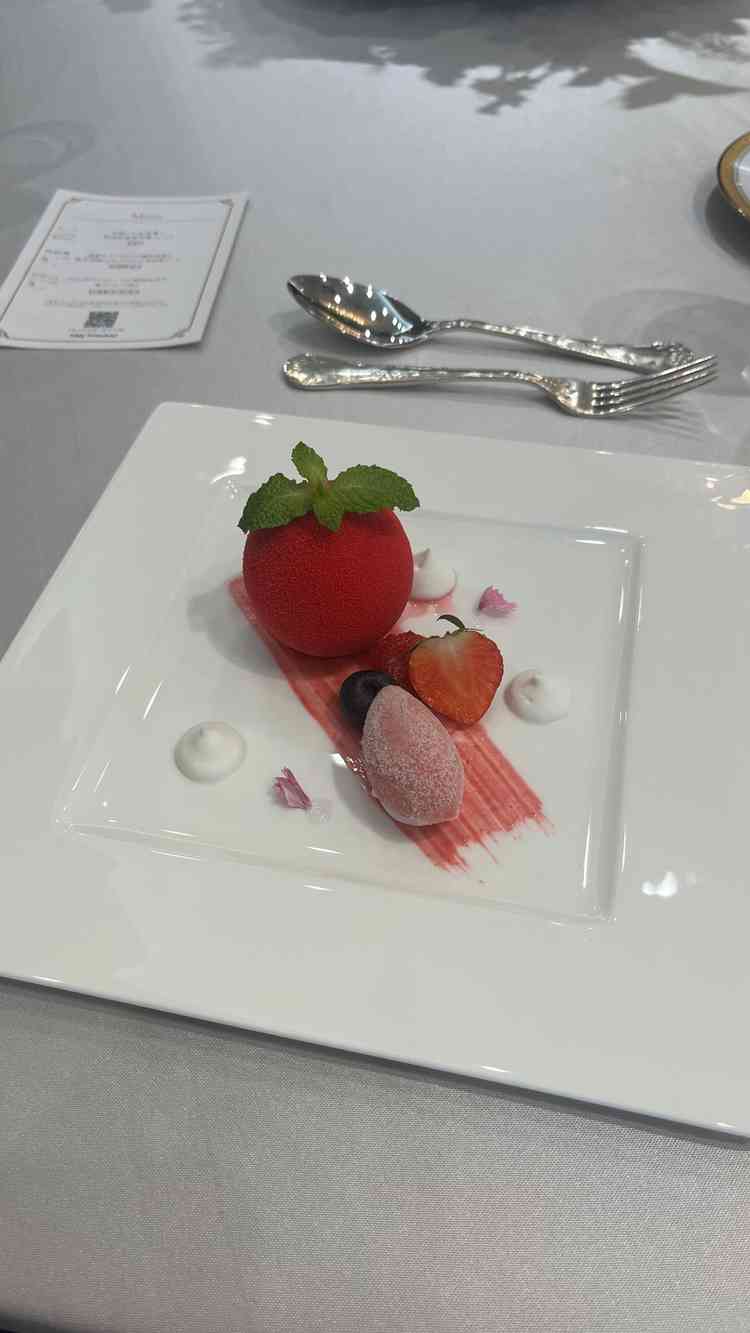 デザートは見た目にも凝っておりとくに感動しました。