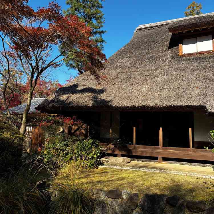 田舎屋という建物。新郎新婦のお支度中に参列者が呈茶をする場所。