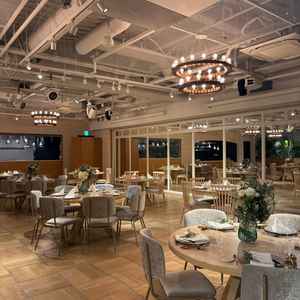 披露宴会場1会場目です。カジュアルな雰囲気がありつつも、鏡張りで広く感じる作りでした。