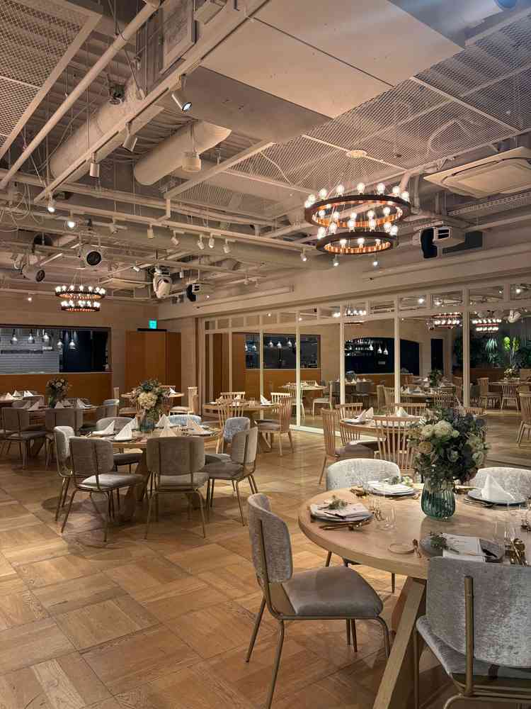 披露宴会場1会場目です。カジュアルな雰囲気がありつつも、鏡張りで広く感じる作りでした。