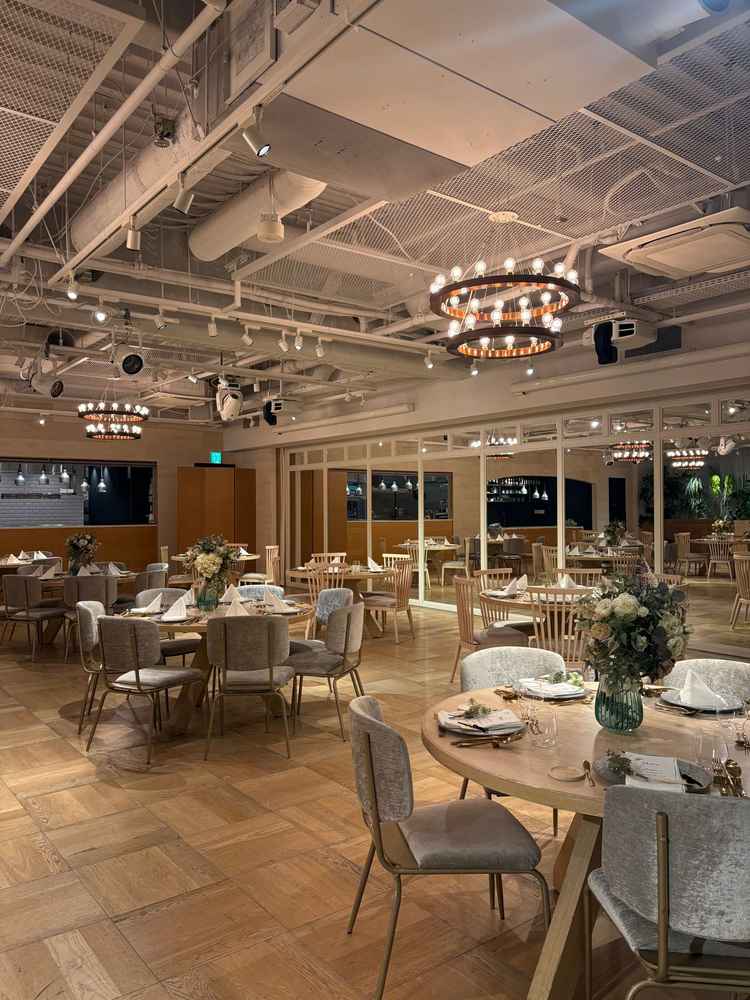 披露宴会場1会場目です。カジュアルな雰囲気がありつつも、鏡張りで広く感じる作りでした。