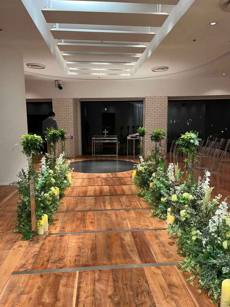 バージンロードを正面から見た写真。距離感はちょうどいい感じでした。