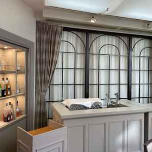 ゲストが満足できそうなほどお酒が充実するバーカウンター