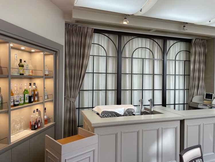 ゲストが満足できそうなほどお酒が充実するバーカウンター