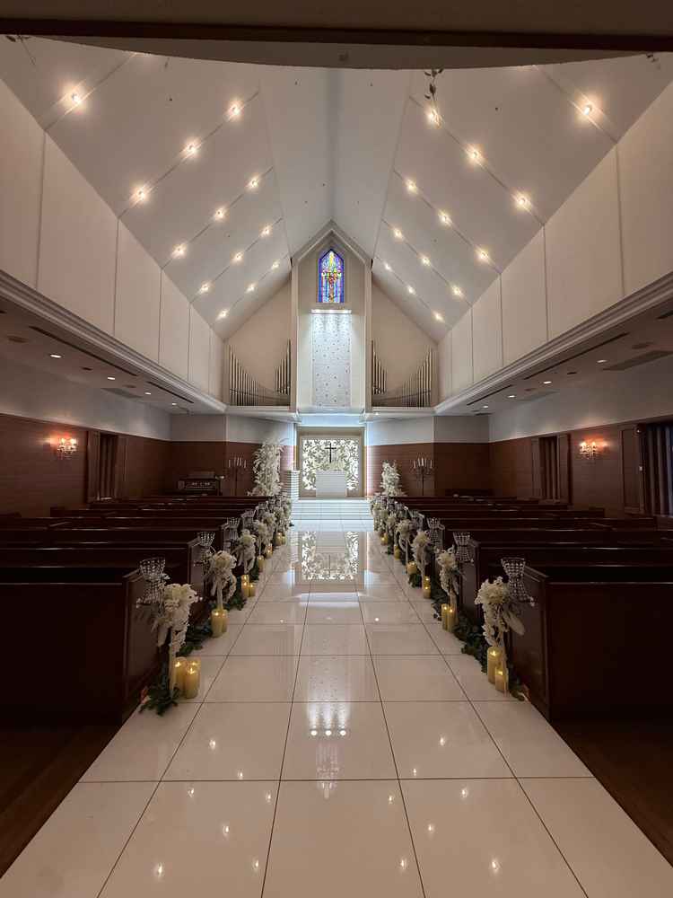 120名着席可能なチャペル、バージンロードの幅も広く天井高もあり開放的でした。