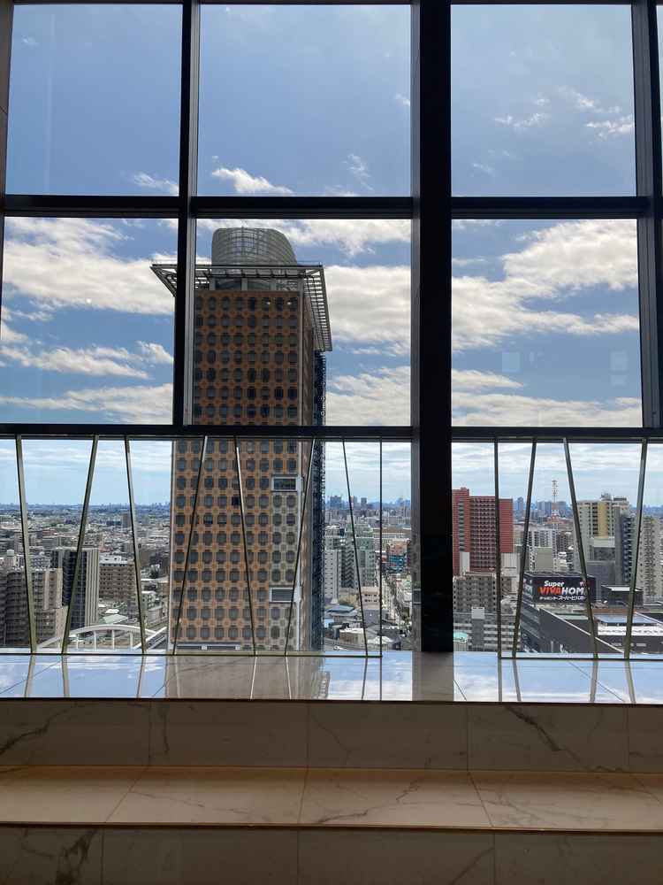 挙式会場はホテル15階で、自然光が入ること、ゲストが見るだろう景色も良かったです