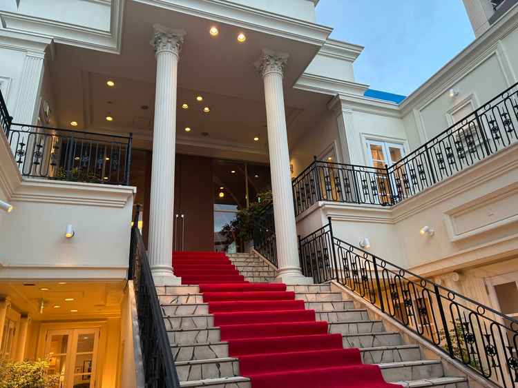 3Fにある大階段！フラワーシャワーをしてもらい、楽しい見学でした。