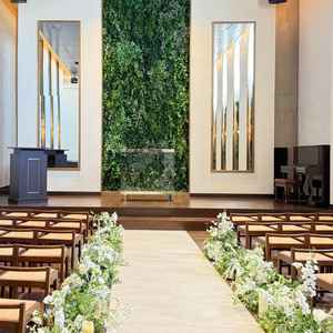 チャペル。長椅子ではないのが特徴で、車椅子の方も参列しやすいようになっています。