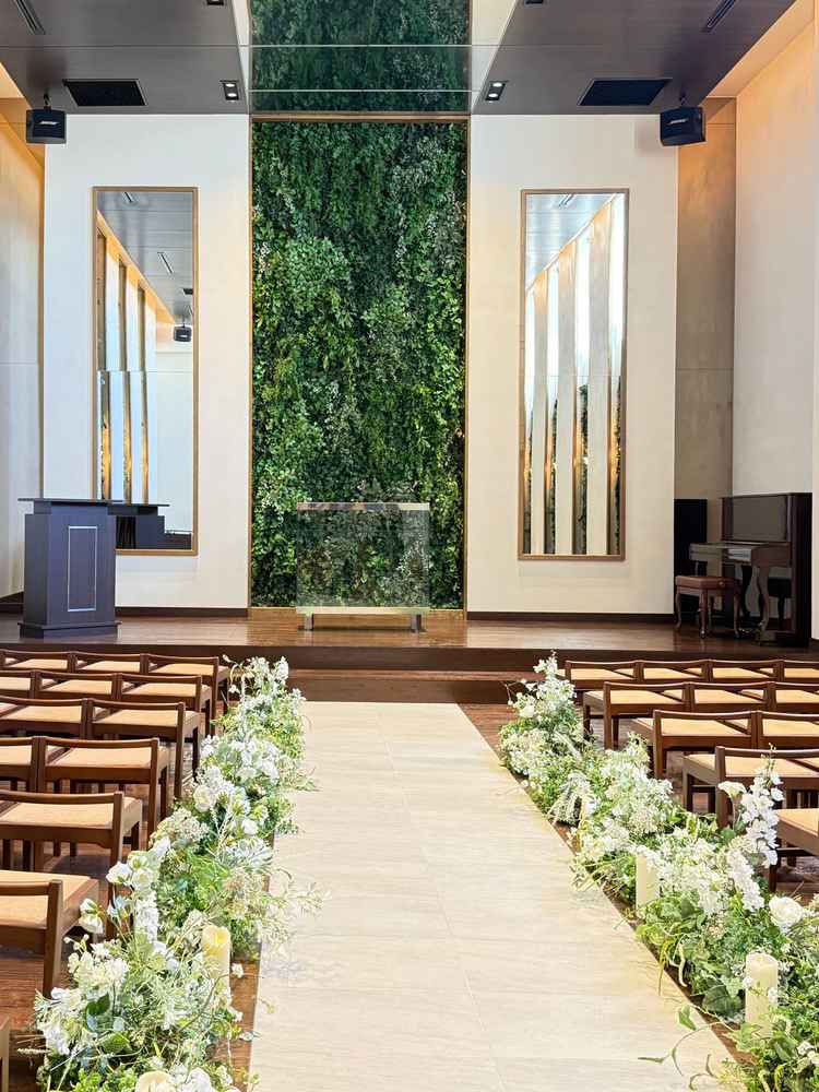 チャペル。長椅子ではないのが特徴で、車椅子の方も参列しやすいようになっています。