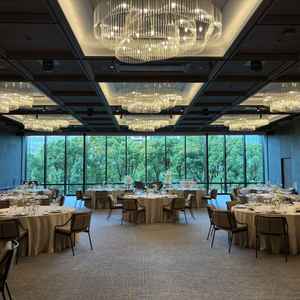 披露宴会場。窓から緑が見えて、明るく素敵でした。