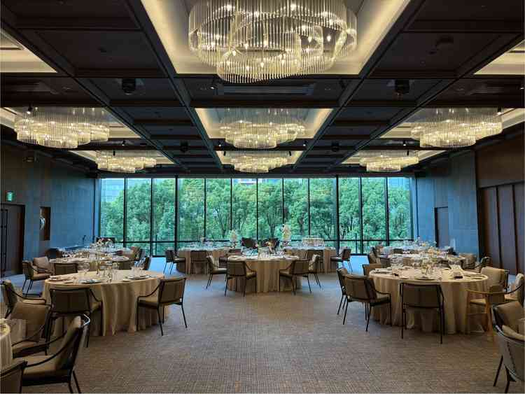 披露宴会場。窓から緑が見えて、明るく素敵でした。