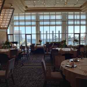 披露宴会場の1つ。船の帆をイメージした装飾に、暖かさも感じる会場。チャペル（青）とセットでメリハリ〇