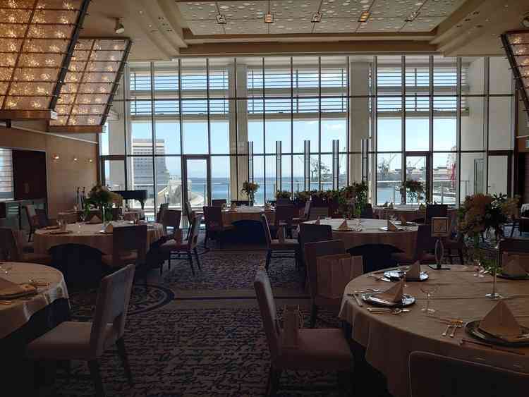 披露宴会場の1つ。船の帆をイメージした装飾に、暖かさも感じる会場。チャペル（青）とセットでメリハリ〇