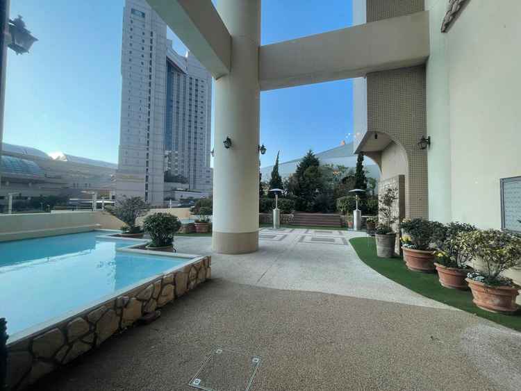 披露宴会場。プールがあり自然も感じられました。