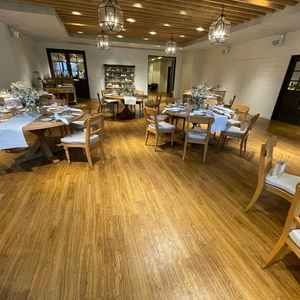 披露宴会場で、ウッド調かつカフェのような雰囲気でアットホームな感じ。