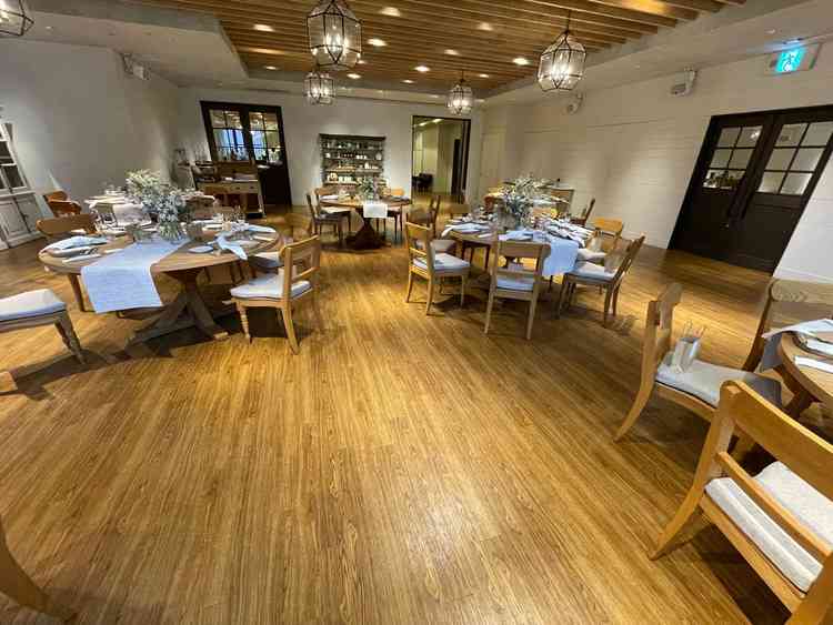 披露宴会場で、ウッド調かつカフェのような雰囲気でアットホームな感じ。