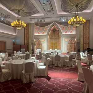 豪華なシャンデリアと気品ある赤い絨毯が印象的で、ホテルウエディングらしく華やかでした。