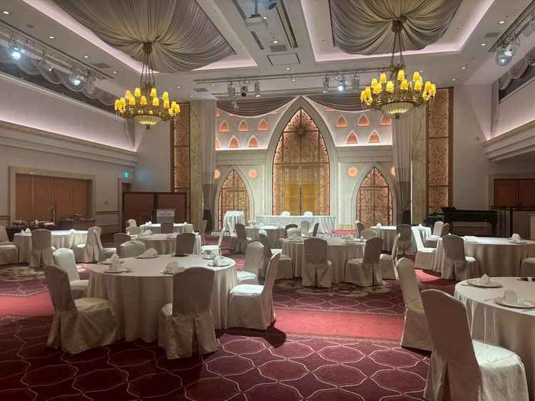 豪華なシャンデリアと気品ある赤い絨毯が印象的で、ホテルウエディングらしく華やかでした。