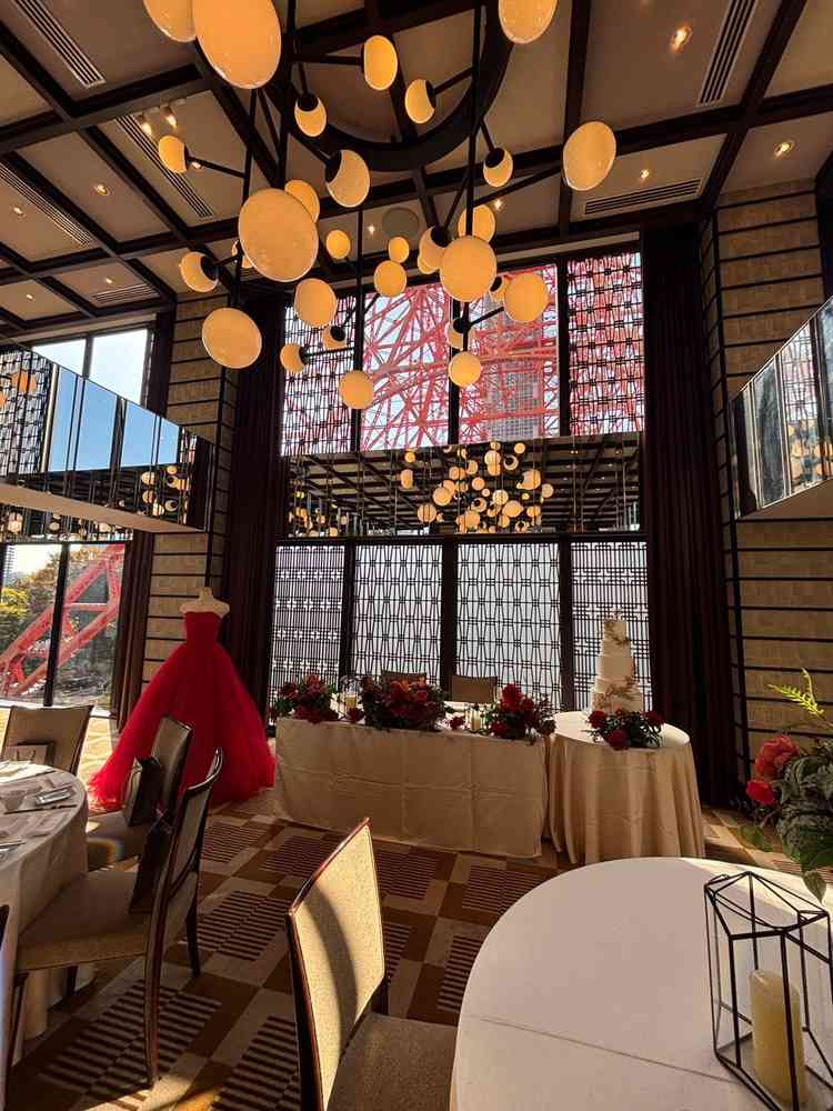 窓から東京タワーが見える披露宴会場