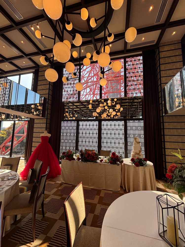 窓から東京タワーが見える披露宴会場