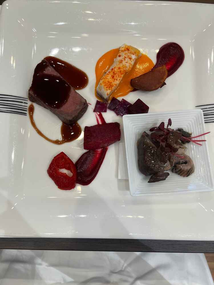 試食の写真。盛り付けも華やかで、結婚式当日のゲストにも楽しんでもらえそうな内容でした。