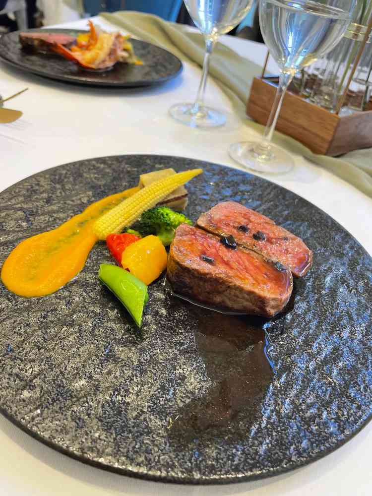 料理は見た目が美しく、とても美味しいです。