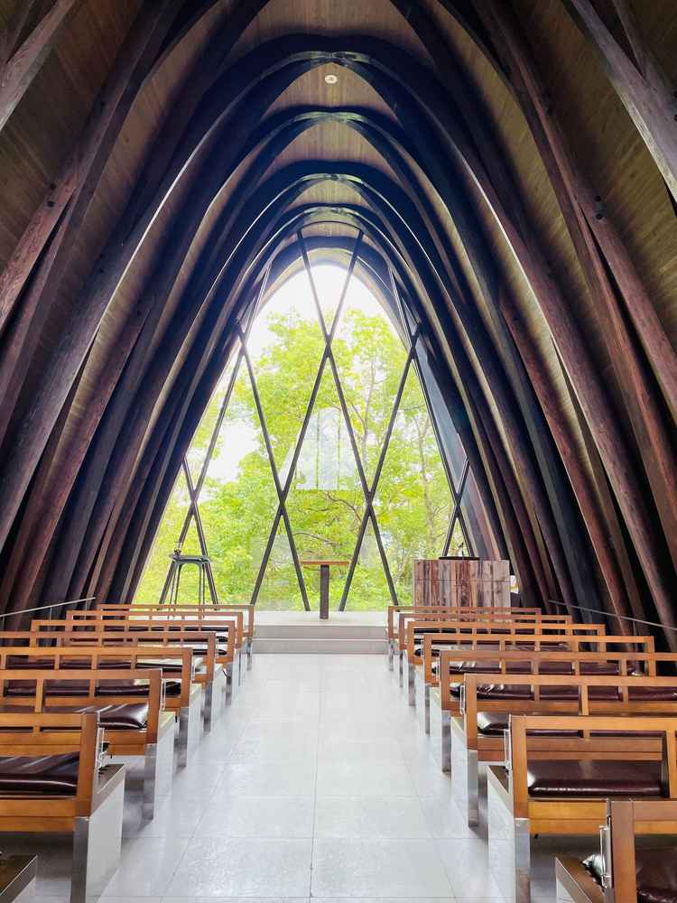 木造チャペルがシックな大人な雰囲気で、自然もたくさん感じられました。