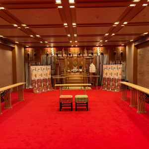 挙式会場の葵殿。壁面や天井の装飾が綺麗で、広さも十分でした。照明が落ち着いていて厳格な雰囲気でした。