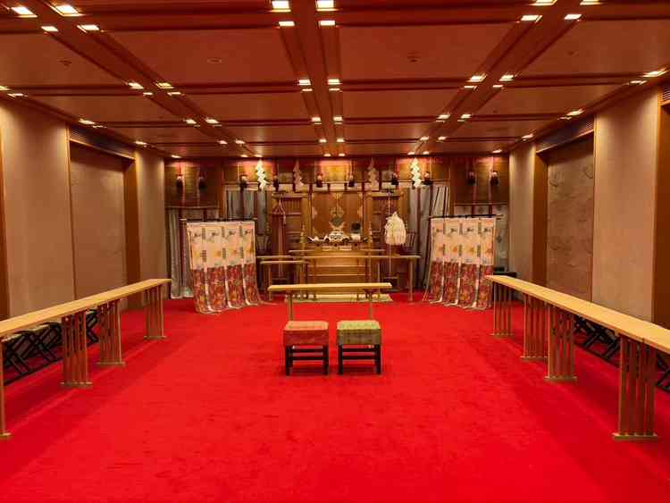 挙式会場の葵殿。壁面や天井の装飾が綺麗で、広さも十分でした。照明が落ち着いていて厳格な雰囲気でした。